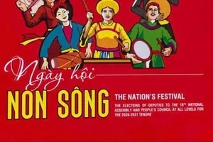 Sách ảnh song ngữ về Ngày hội non sông. Ảnh HOA NGUYỄN