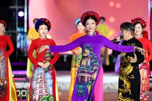 Trình diễn áo dài tại lễ khai mạc 