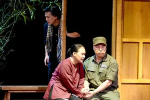 "Thanh gươm và bà mẹ": Khắc khoải tình nhà, sáng ngời nghĩa nước