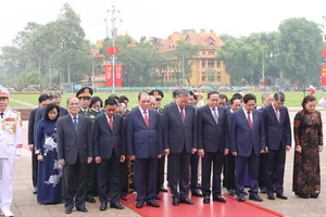Tổng Bí thư, Chủ tịch nước Tô Lâm và các đồng chí lãnh đạo, nguyên lãnh đạo Đảng, Nhà nước đặt vòng hoa và vào lăng viếng Chủ tịch Hồ Chí Minh, sáng 28-4. Ảnh: QUANG PHÚC