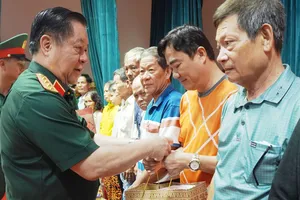 Đại tướng Nguyễn Trọng Nghĩa trao quà đến gia đình chính sách, công nhân tại Gia Lai