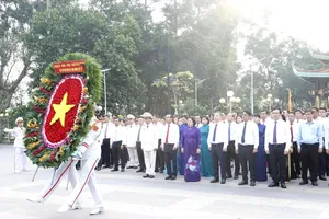 Lãnh đạo TPHCM dâng hương, dâng hoa các Anh hùng liệt sĩ