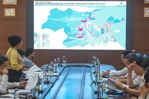 Bà Lê Thị Kim Phương, Giám đốc Sở Công thương TP Đà Nẵng trình bày về tờ trình của UBND thành phố quy định trình tự, thủ tục điều chỉnh quyết định thành lập; mở rộng, điều chỉnh ranh giới Khu thương mại tự do Đà Nẵng