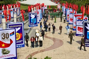 Triển lãm tranh cổ động kỷ niệm 51 năm Ngày Giải phóng miền Nam, thống nhất đất nước