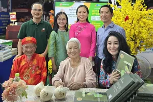 Một thế kỷ thăng trầm trên đôi vai mảnh dẻ