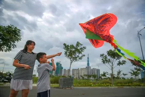 Bay cao giữa trời mùa hạ