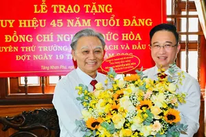 TPHCM: Gần 3.800 đảng viên nhận Huy hiệu Đảng đợt ngày 19-5-2026