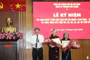 26 đảng viên phường Phú Thạnh (TPHCM) nhận Huy hiệu Đảng 