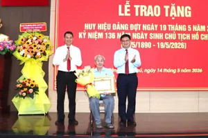 Trao Huy hiệu Đảng đến các đảng viên
