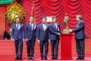 Tổng Bí thư, Chủ tịch nước Tô Lâm tặng bức tượng Chủ tịch Hồ Chí Minh cho Đại học Quốc gia Hà Nội. Ảnh: ĐHQGHN