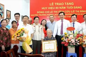 Đồng chí Lê Quốc Phong trao Huy hiệu 80 năm tuổi Đảng đến đảng viên