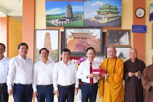 Lãnh đạo Thành ủy TPHCM chúc mừng Đại lễ Phật đản tại Tổ đình Đại Tòng Lâm