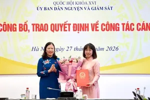 Ủy ban Dân nguyện và Giám sát trao quyết định về công tác cán bộ
