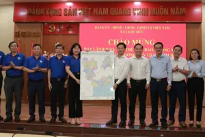 Báo SGGP trao bản đồ đơn vị hành chính tặng xã Châu Đức