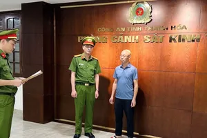 Cơ quan công an tống đạt quyết định khởi tố Nguyễn Sĩ Phương. Ảnh: Công an tỉnh Thanh Hóa 