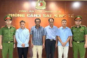 Cơ quan công an thi hành quyết định khởi tố vụ án, khởi tố bị can. Ảnh: Công an tỉnh Thanh Hóa