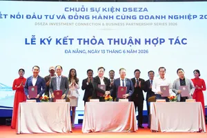 Ký kết nhiều biên bản ghi nhớ hợp tác thúc đẩy thu hút đầu tư và phát triển hệ sinh thái kinh tế gắn với FTZ Đà Nẵng. Ảnh: XUÂN QUỲNH