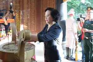 Phó Thủ tướng Phạm Thị Thanh Trà dâng hương tưởng niệm các Anh hùng liệt sĩ tại Công viên Lê Thị Riêng, TPHCM, ngày 8-6-2026. Ảnh: VGP 