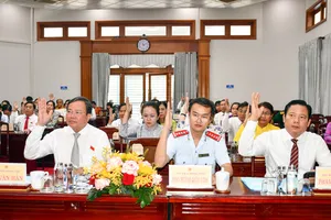 Đại biểu HĐND tỉnh Tây Ninh biểu quyết thông qua nghị quyết