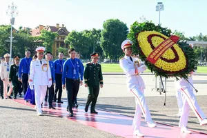 Đoàn đại biểu dự đại hội vào Lăng viếng Chủ tịch Hồ Chí Minh. Ảnh: QUANG PHÚC