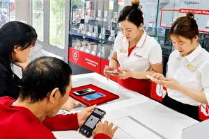 Khách hàng lựa chọn thiết bị di động tại Di động Việt.