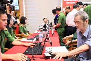 Hoạt động thu nhận mẫu sinh phẩm ADN cho thân nhân liệt sĩ chưa xác định thông tin tại lễ phát động triển khai cao điểm thu nhận mẫu sinh phẩm ADN thân nhân liệt sĩ chưa xác định thông tin trên toàn quốc. Ảnh: VGP