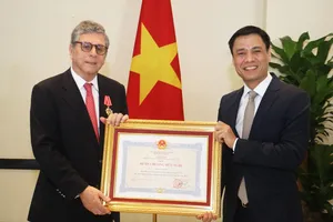 Thứ trưởng Bộ Ngoại giao Đặng Hoàng Giang trao Huân chương Hữu nghị tặng Ngài Marco Farani, Đại sứ Đặc mệnh toàn quyền Cộng hòa Liên bang Brazil tại Việt Nam. Ảnh: THANH HÀ