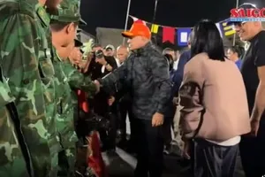 Tổng thống lâm thời Venezuela thăm, động viên đoàn cứu hộ Việt Nam