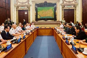 Phó Chủ tịch Thường trực UBND TPHCM Nguyễn Lộc Hà tiếp nhóm Chỉ huy Biên đội tàu 83 của Hải quân Trung Quốc. Ảnh: PHƯƠNG NAM 
