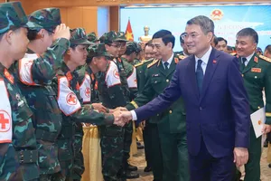 Thủ tướng Lê Minh Hưng và Đại tướng Phan Văn Giang, Phó Thủ tướng, Bộ trưởng Bộ Quốc phòng thăm hỏi, động viên các cán bộ, chiến sĩ tại lễ tuyên dương, sáng 11-7. Ảnh: VIẾT CHUNG
