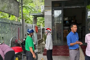 Cộng tác viên y tế đến từng hộ dân kiểm tra dụng cụ chứa nước, hướng dẫn các biện pháp diệt lăng quăng và phòng, chống sốt xuất huyết. Ảnh: THÀNH HUY