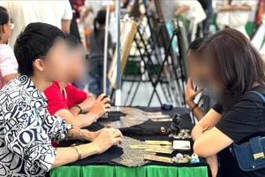Cẩn trọng với lật lá bài để tìm lời trấn an