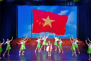 Tiết mục mashup "Nhà tôi có treo một lá cờ". Ảnh: THÚY BÌNH