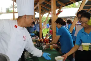 Thanh niên công nhân được cắt tóc, thưởng thức phở miễn phí