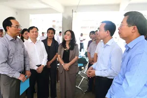 Bộ trưởng Bộ GD-ĐT Hoàng Minh Sơn kiểm tra tiến độ xây dựng trường nội trú biên giới ở xã Đakrông (tỉnh Quảng Trị). Ảnh: MINH THU