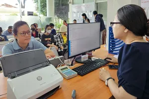 Công chức phường Đông Hưng Thuận (TPHCM) giải quyết hồ sơ cho người dân