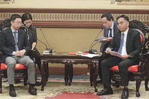 Phó Chủ tịch Thường trực UBND TPHCM Nguyễn Lộc Hà (phải) tiếp Phó tỉnh trưởng tỉnh Hắc Long Giang. Ảnh: VIỆT ANH