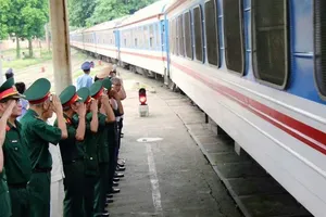 Những chuyến tàu đưa hài cốt liệt sĩ trở về quê hương. Ảnh: HẢI ANH