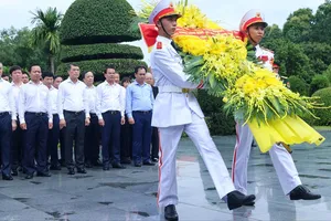 Thủ tướng Lê Minh Hưng thắp hương các phần mộ liệt sĩ tại Nghĩa trang Liệt sĩ Quốc gia A1. Ảnh: ĐOÀN BẮC