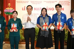 Bí thư Thành ủy TPHCM Trần Lưu Quang dự lễ kết nạp Đảng tại Côn Đảo