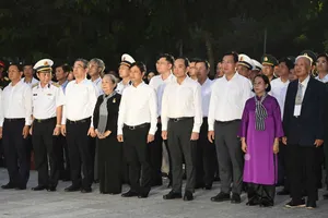 Lãnh đạo TPHCM dâng hoa, dâng hương và thắp nến tri ân Anh hùng liệt sĩ tại Nghĩa trang Hàng Dương