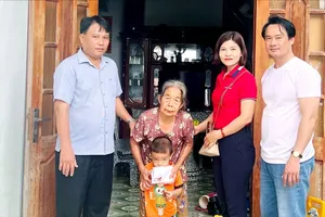 Đại diện Báo Sài Gòn Giải Phóng trao số tiền bạn đọc hỗ trợ cho gia đình bà Nguyễn Thị Lâm (ẢNH: TRÚC GIANG)