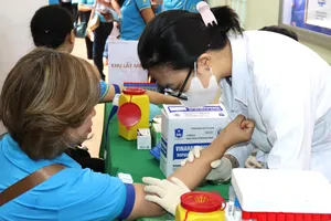 Người lao động tại phường Bàn Cờ tham gia khám sức khỏe tại ngày hội kỷ niệm. Ảnh: THÁI PHƯƠNG