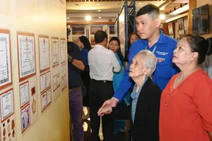 TPHCM khai mạc triển lãm “Hồ sơ khen thưởng kháng chiến chống Pháp”