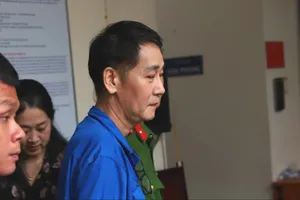 Đạo diễn Lê Minh được dẫn giải sau phiên xét xử. Ảnh: SONG MAI