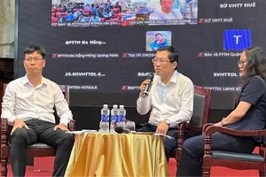 Các đại biểu trao đổi các nội dung triển khai Luật Báo chí 2025. Ảnh: PHẠM SỸ