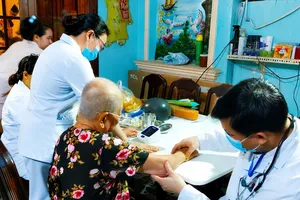 Y bác sĩ đến nhà khám sức khỏe cho người cao tuổi, người yếu thế