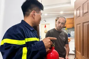 Cảnh sát PCCC TPHCM dùng tiếng Anh tuyên truyền an toàn cho người nước ngoài