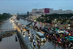 Mưa lớn giờ tan tầm, Hà Nội ngập cục bộ