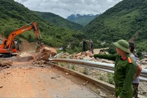 Sau nhiều nỗ lực khắc phục, điểm sạt lở trên tỉnh lộ 543D đã được thông tuyến 